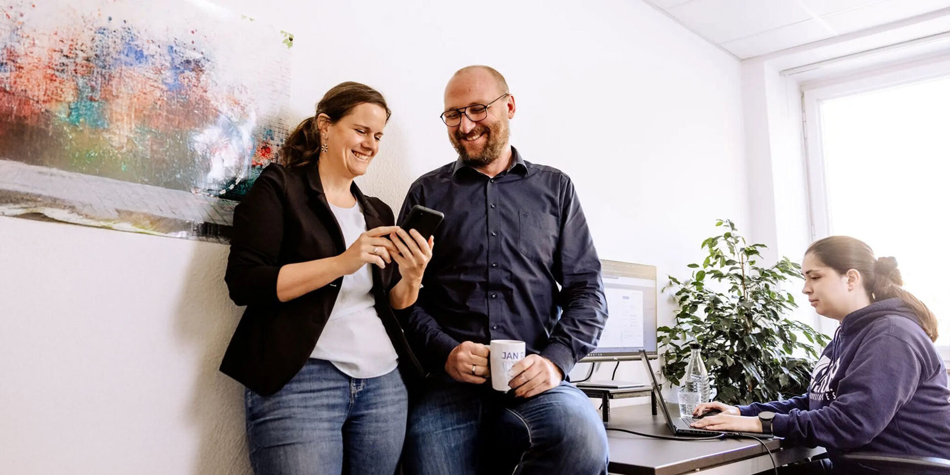 Jaraco employees working together in the Münster office
